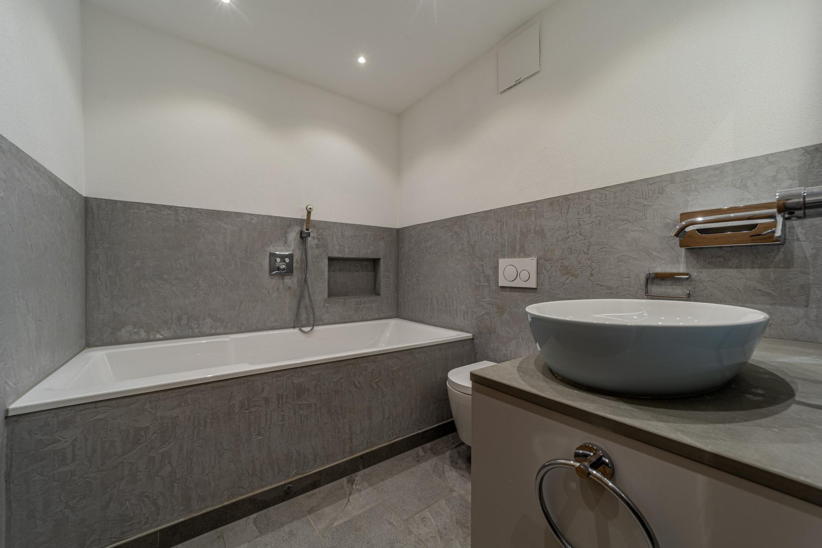 Zweites Bad mit Wanne und Steinwaschtisch