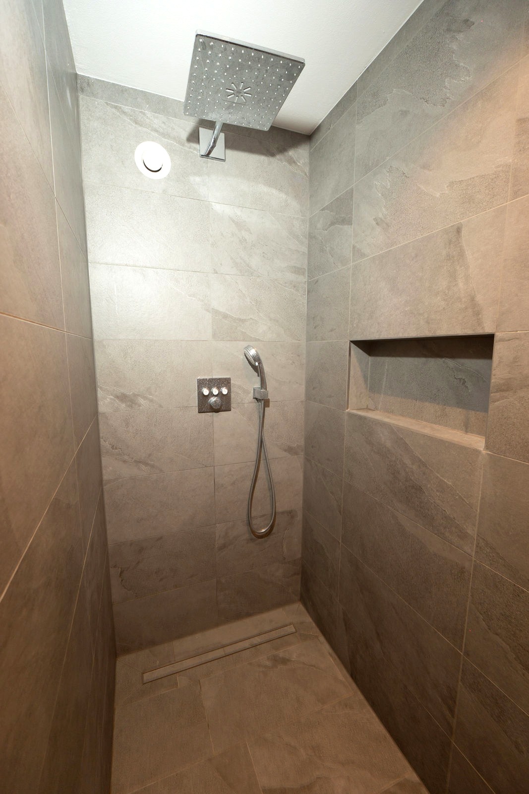 Begehbare Regendusche in Natursteinoptik