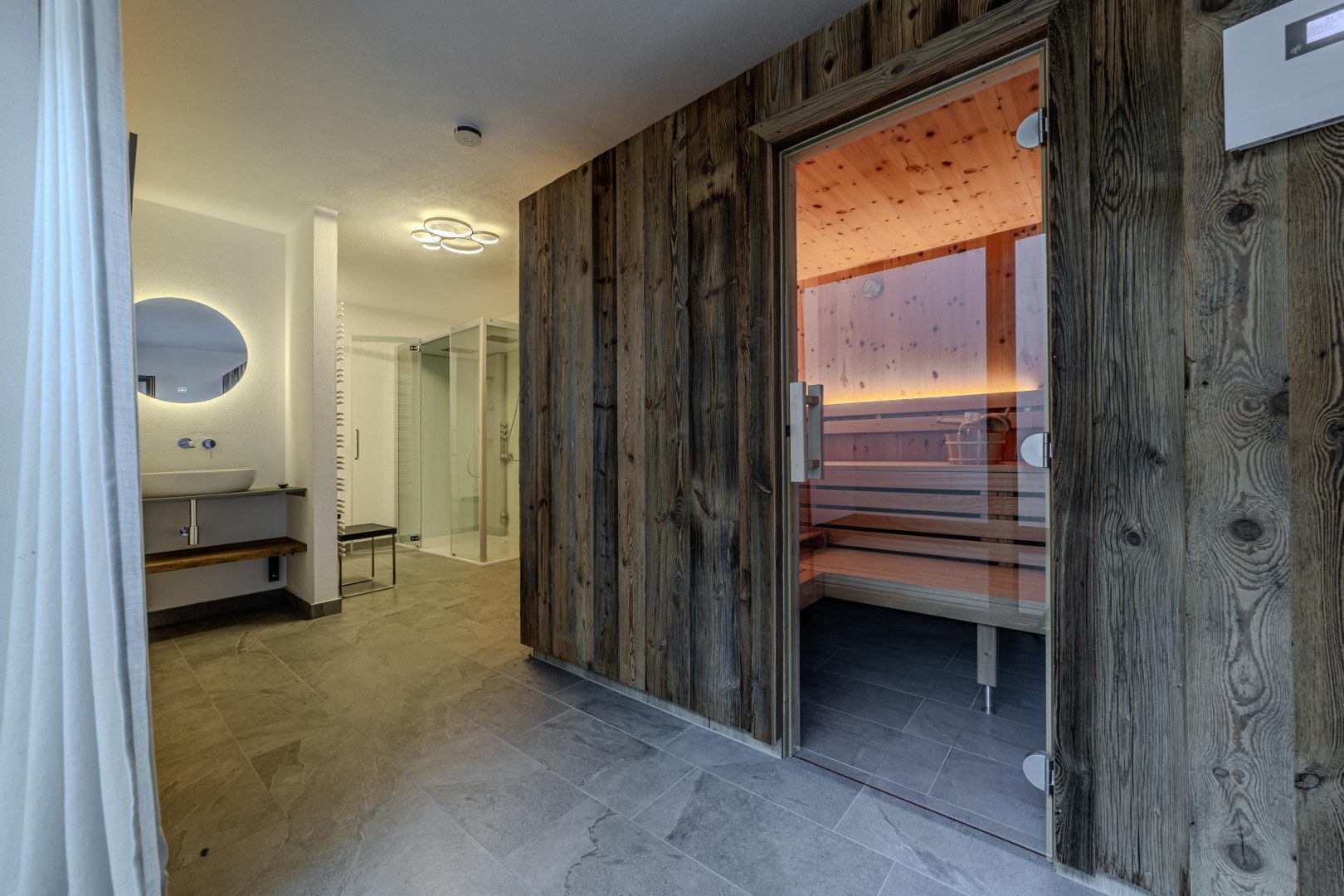 Wellnessbereich mit Zugang zur Zirbensauna