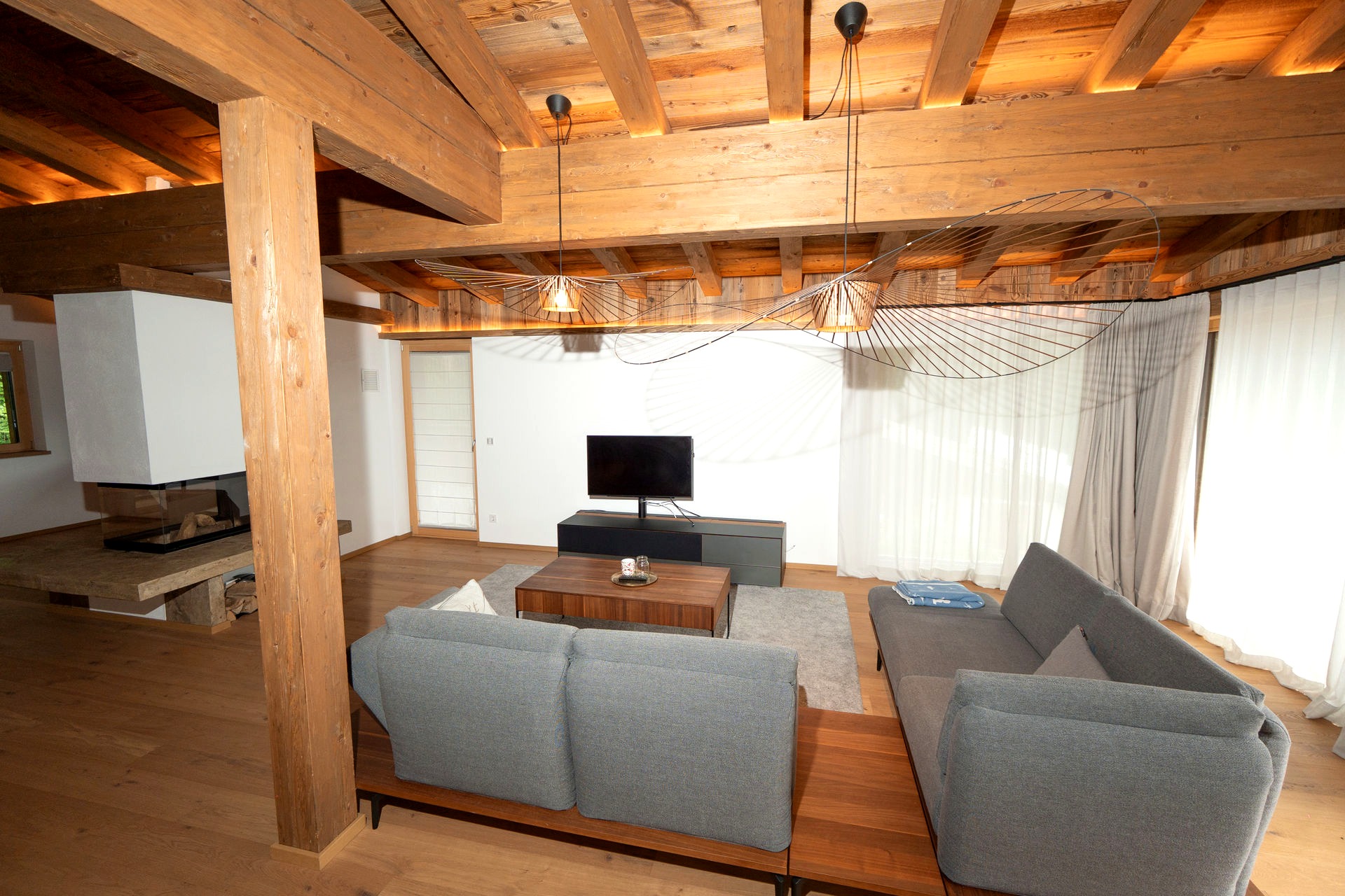 Wohnbereich mit Loungeinsel und Blick in den Garten