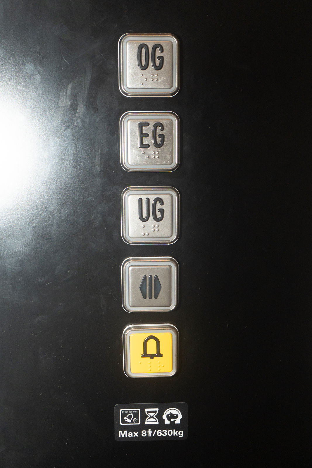 Bedienpanel des Aufzugs mit den Ebenen UG, EG und OG