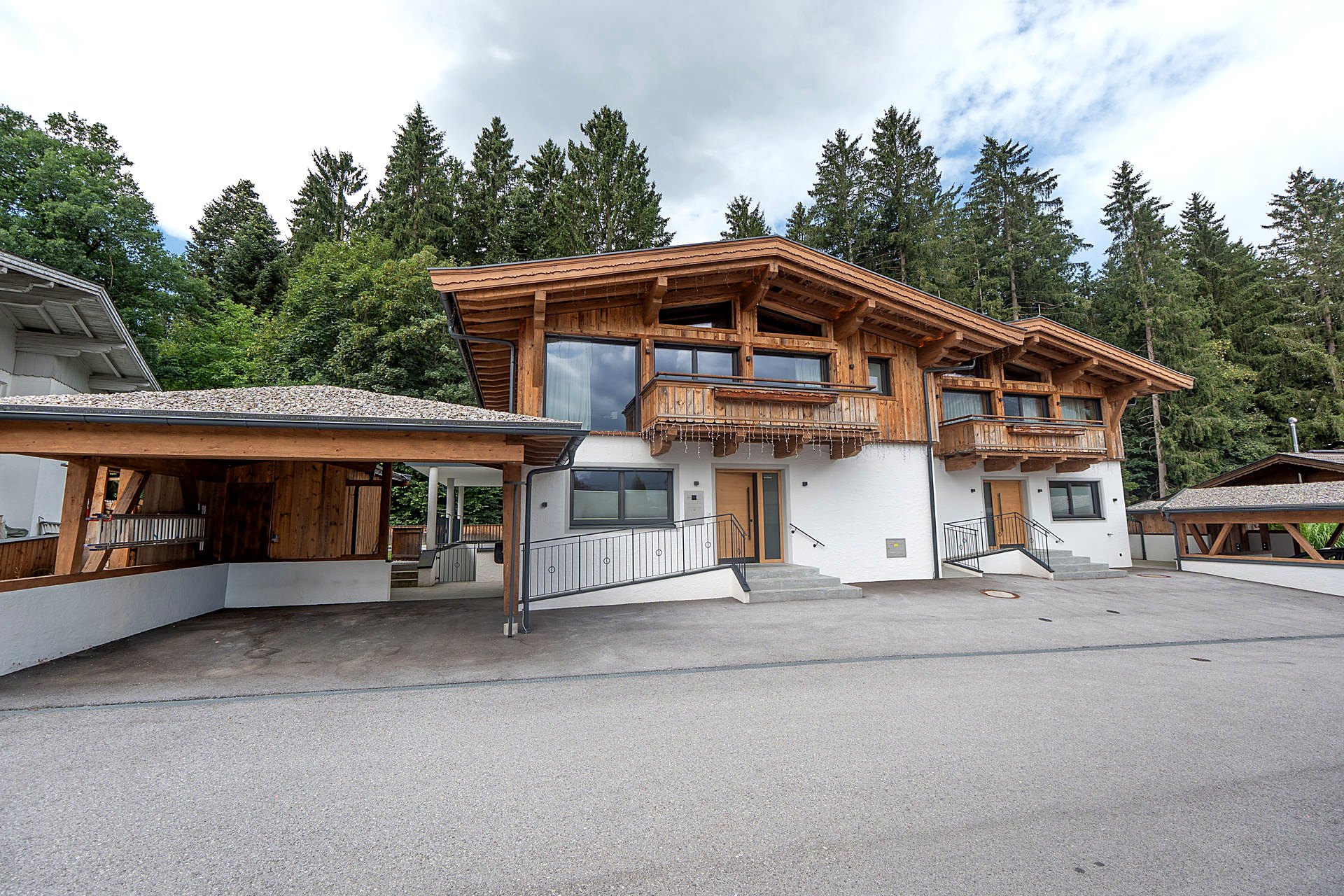 Zufahrt mit überdachtem Carport und Hauseingang