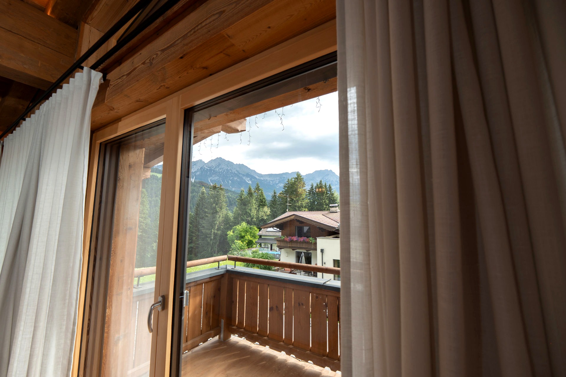 Balkon mit Blick über das Tal zu den Kitzbüheler Alpen