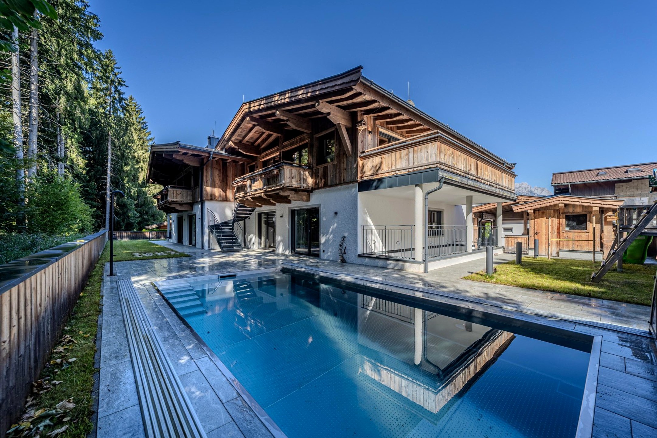 Outdoor-Pool direkt am Haus, eingebettet in den Waldrand