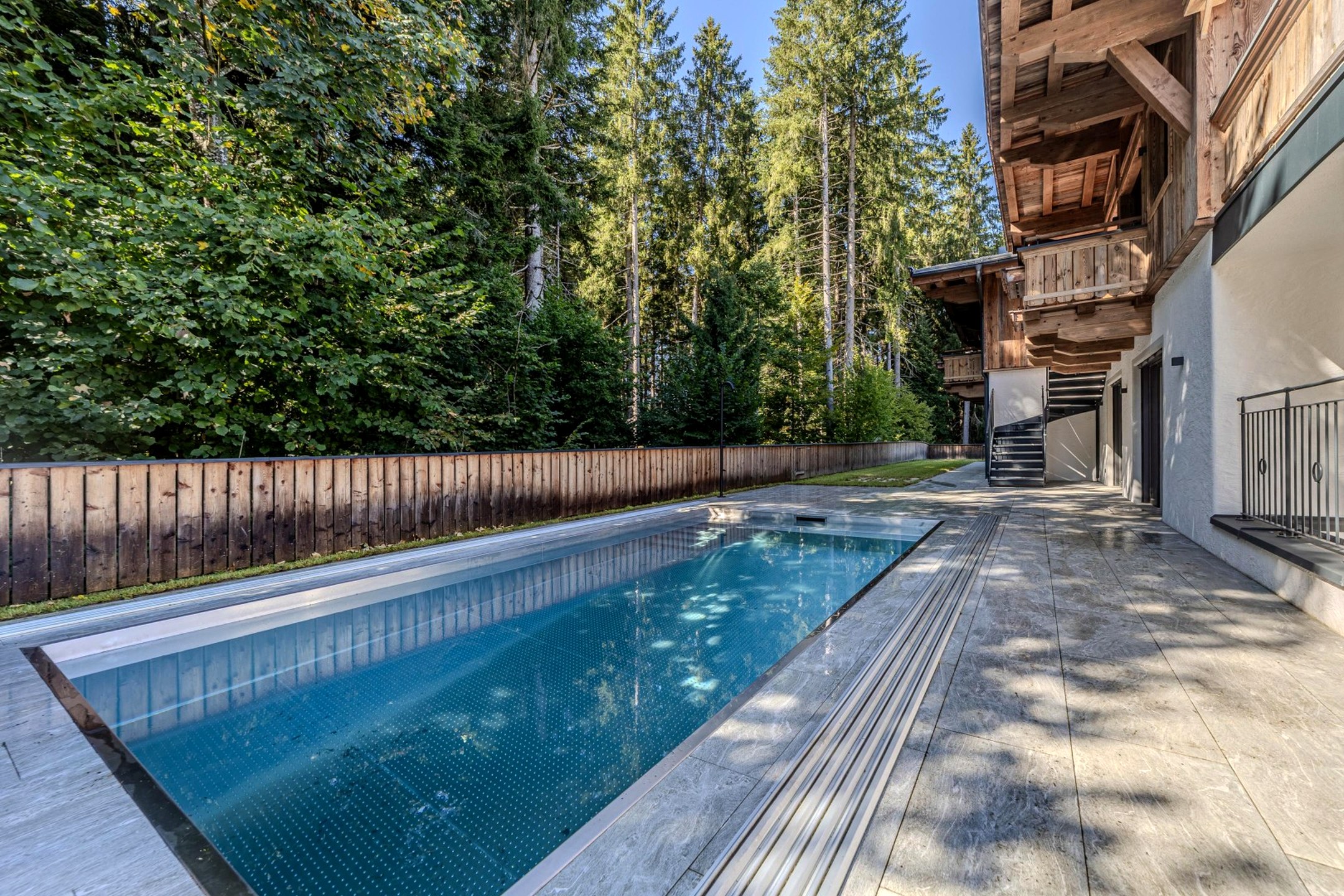 Edelstahlpool und Terrasse