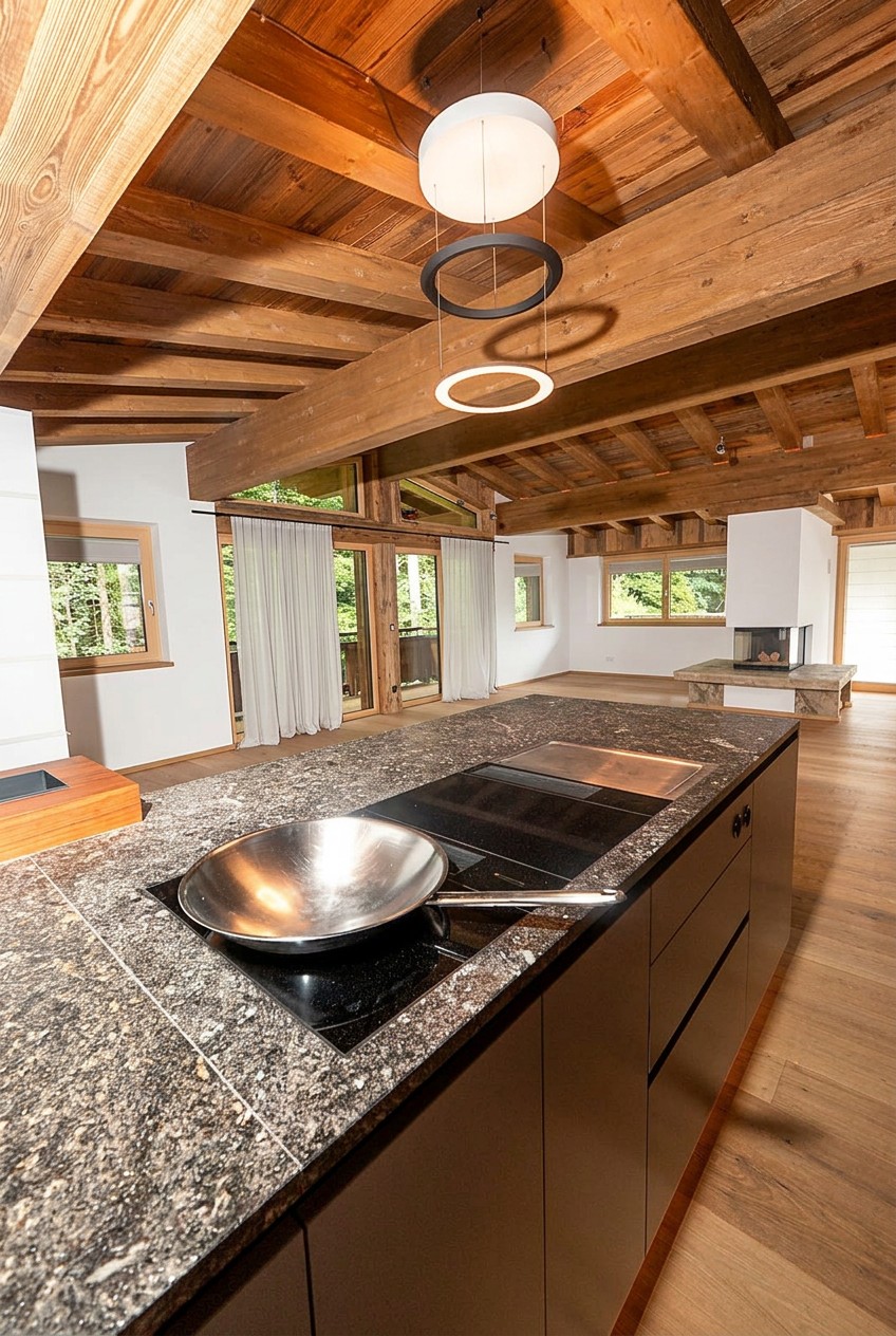 Blick von der Küche über den Wohnraum zum Kamin