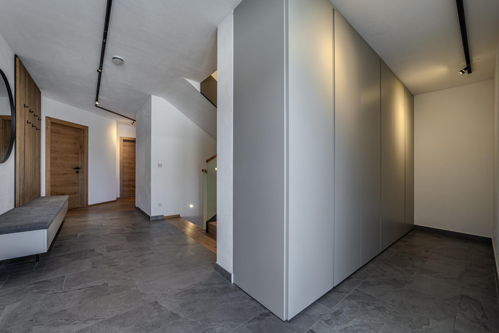 Eingangsbereich mit Garderobe und Sichtachse zum Treppenhaus