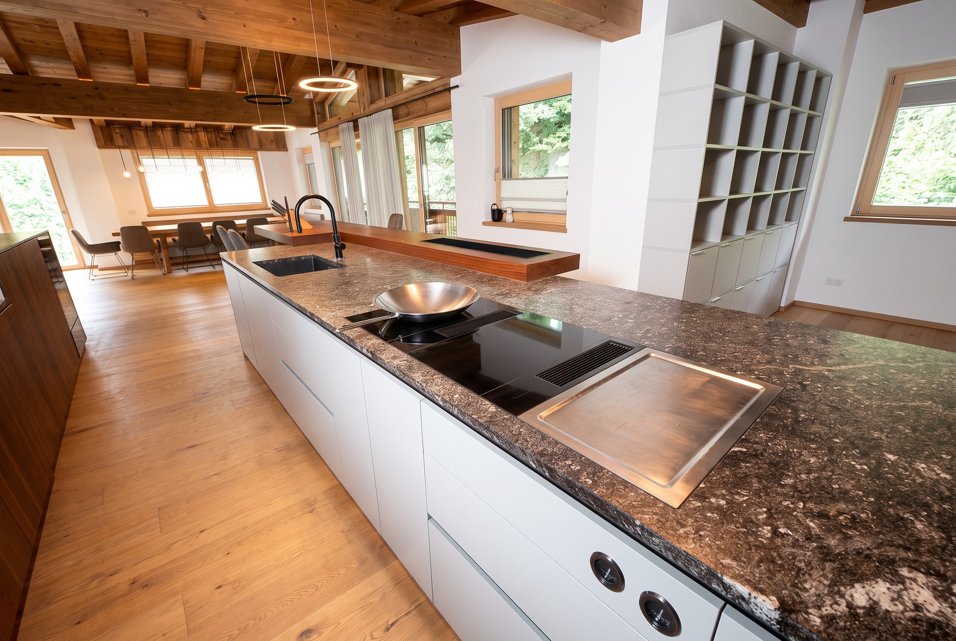 Detail der Granitarbeitsplatte mit Teppanyaki und Induktionsfeld