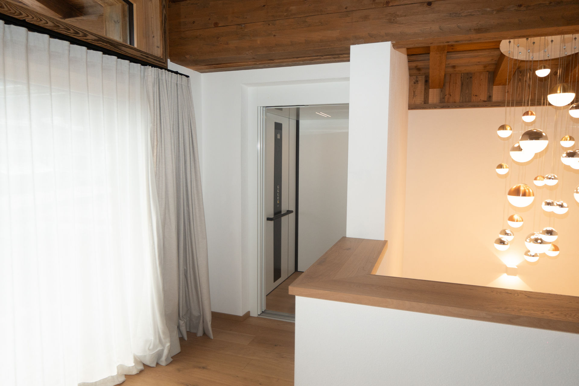 Dachgeschoss mit Aufzugszugang und Eichenbrüstung