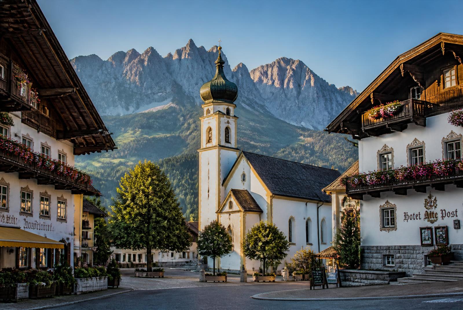 Dorfzentrum von Söll vor dem Wilden Kaiser