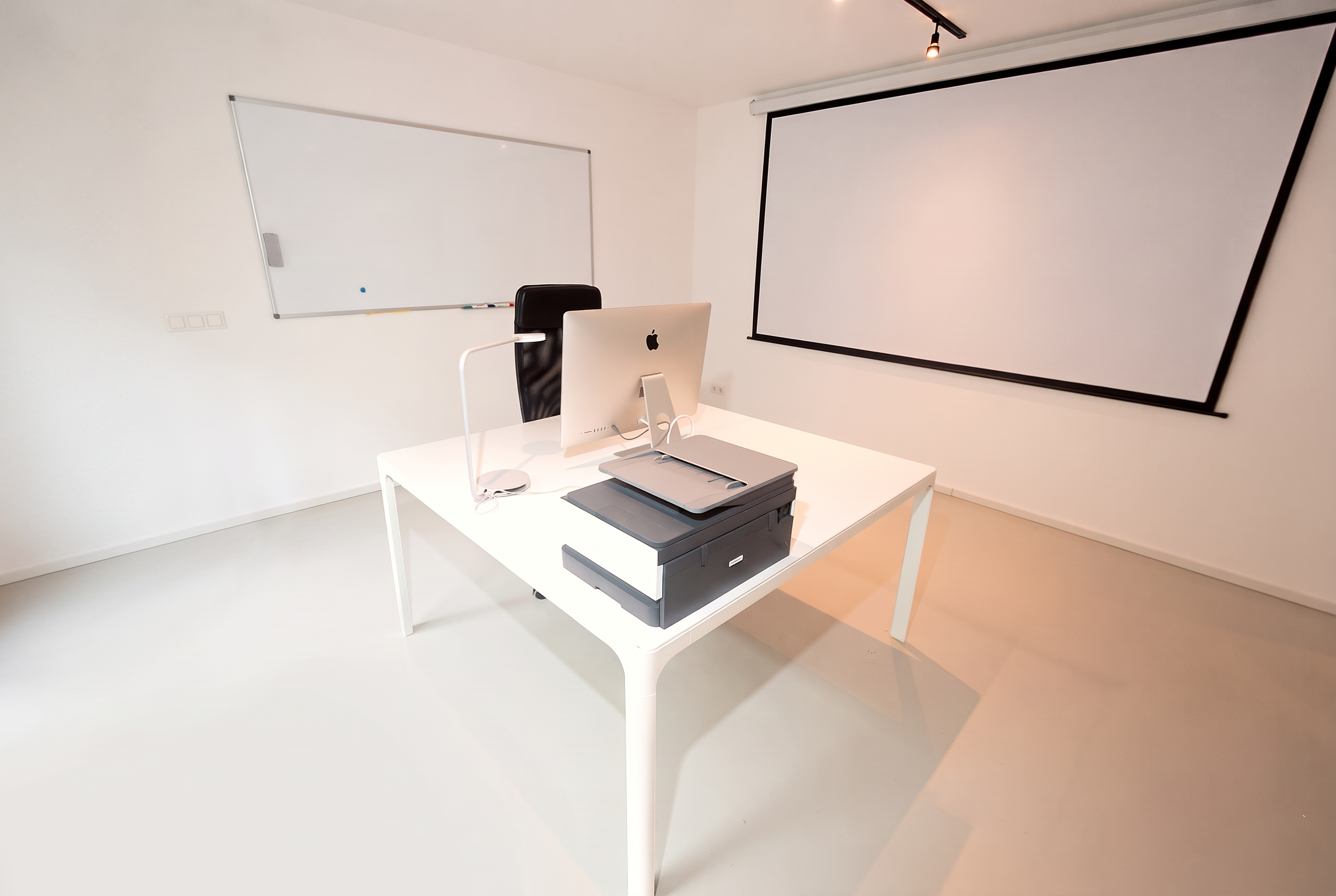 Möglicher Arbeitsbereich im Studio – flexibel nutzbar als Büro, Praxis oder Kreativraum